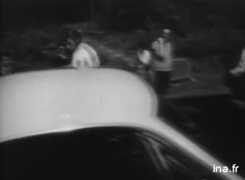 Johnny Hallyday pilote une voiture