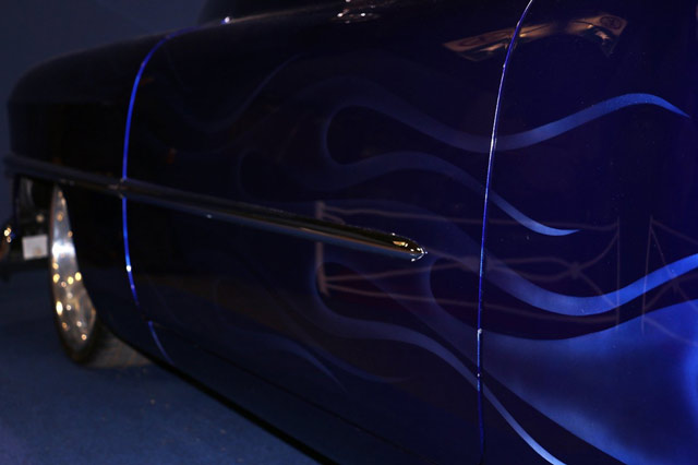johnny-hallyday-retromobile-2017-voiture-cadillac-flammes