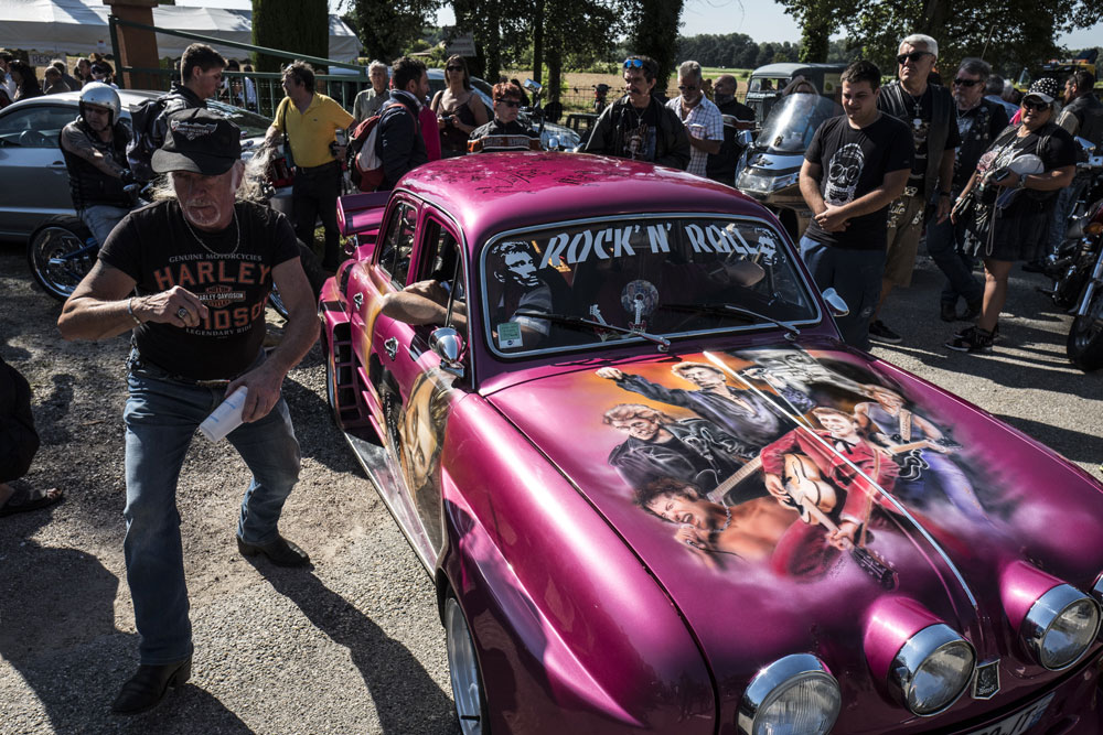 Johnny-Hallyday-voiture-collection-rose-Dauphine