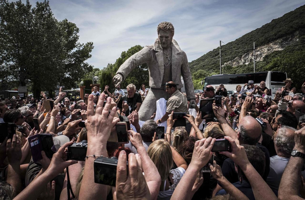 Statue Johnny Hallyday Ardeche 02
