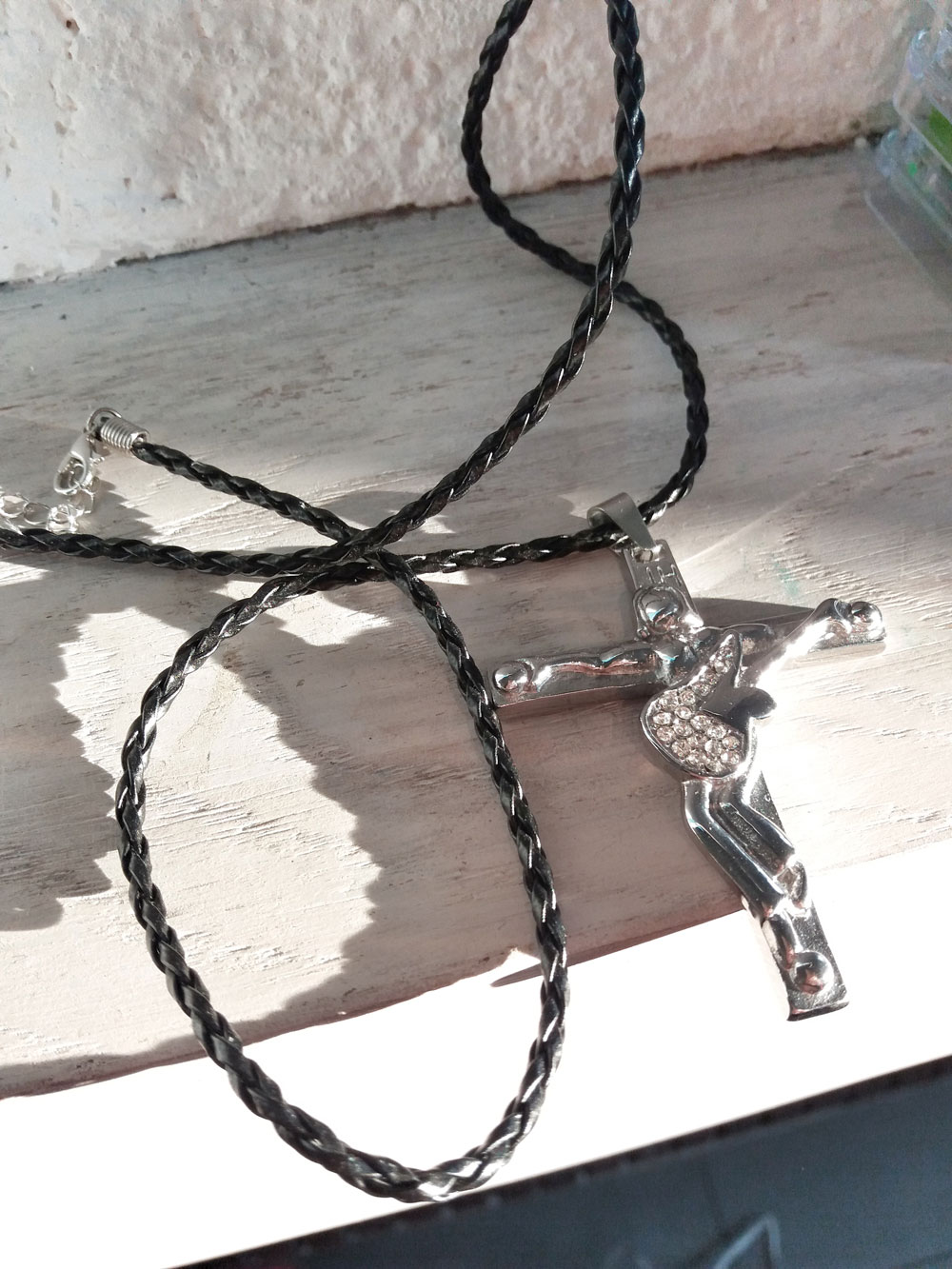 pendantif-collier-johnny-hallyday-guitare-ange-jesus-crucifix