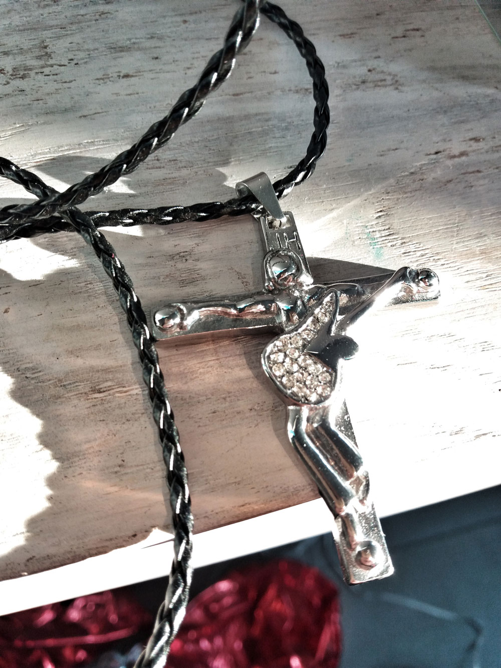 pendentif-collier-johnny-hallyday-guitare-ange-jesus-crucifix