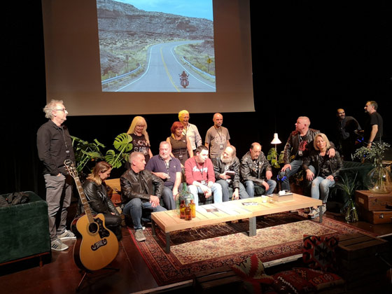 Fans-de-Johnny-Hallyday-ecoute-Mon-Pays-c-est-l-amour-en-avant-premiere