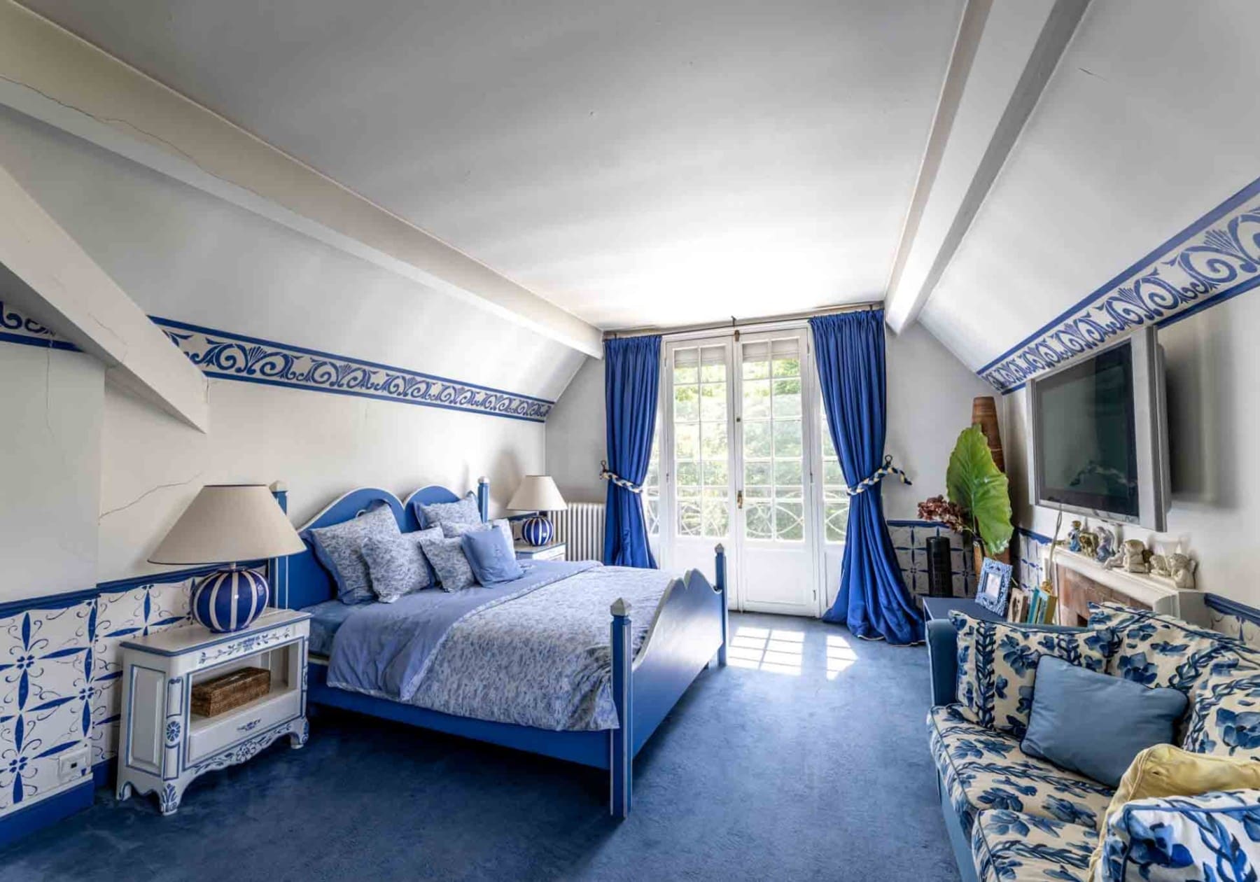 maison Johnny Hallyday coquette chambre bleue