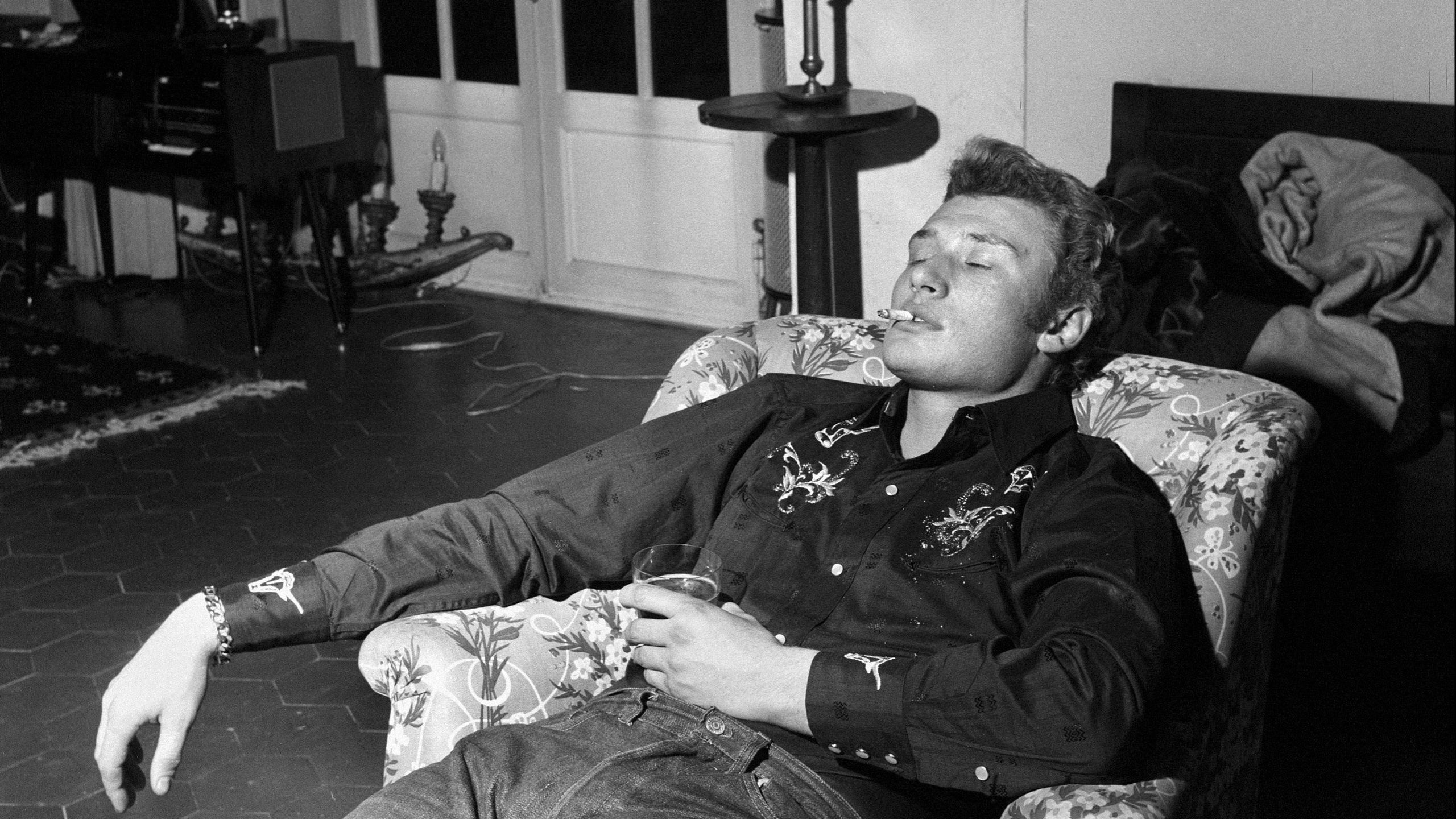 Johnny Hallyday écoute de la musique